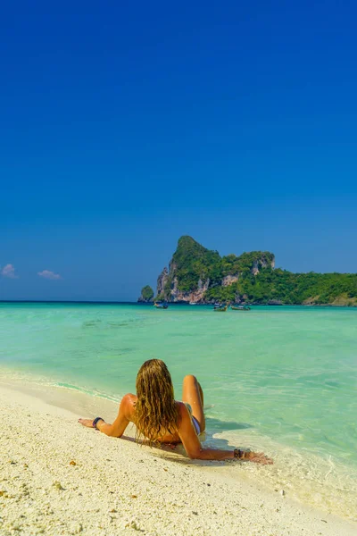 Mujer Playa Isla Koh Phi Phi Don — Foto de Stock