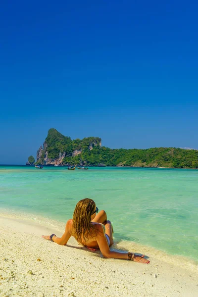 Mulher na praia em Koh Phi Phi Don ilha Tailândia — Fotografia de Stock
