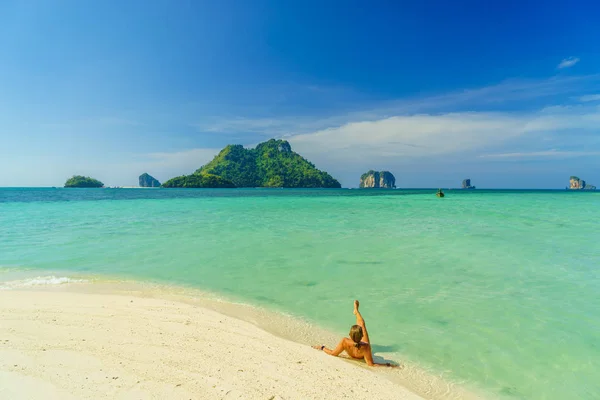 Mulher Praia Ilha Koh Poda — Fotografia de Stock