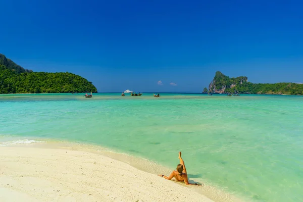 Vrouw aan het strand in Koh Phi Phi Don island, Thailand — Stockfoto