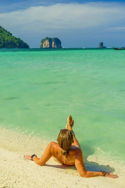 Donna in spiaggia nell'isola di Koh Poda Thailandia — Foto Stock