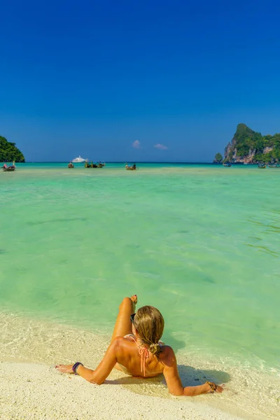 Mulher na praia em Koh Phi Phi Don ilha Tailândia — Fotografia de Stock