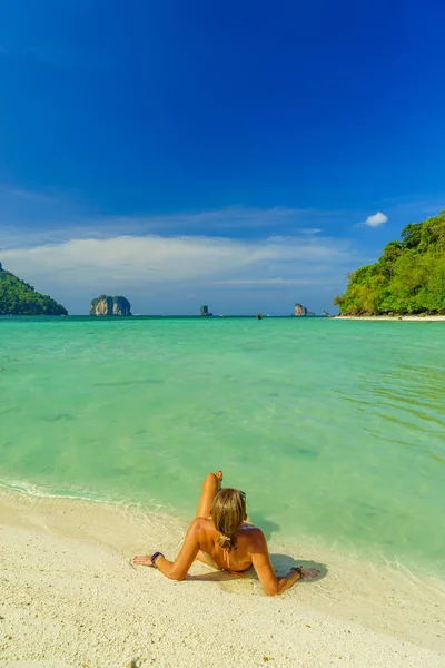 Mulher na praia em Koh Poda ilha Tailândia — Fotografia de Stock