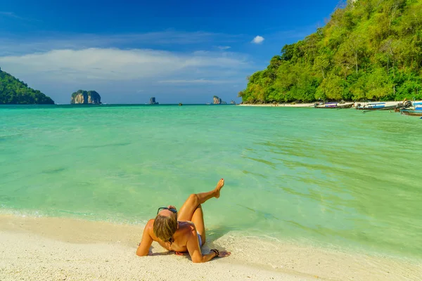 Mulher na praia em Koh Poda ilha Tailândia — Fotografia de Stock