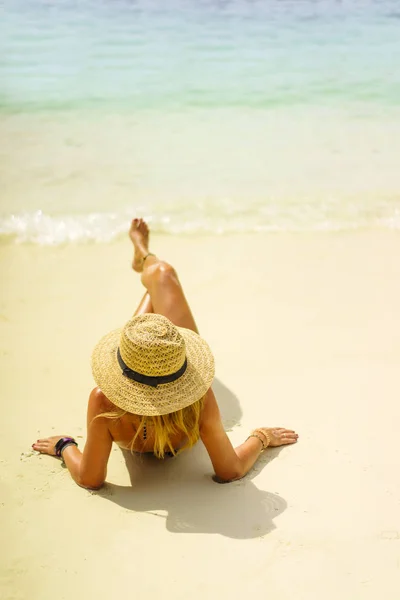 Mulher com chapéu de palha na praia na Tailândia — Fotografia de Stock