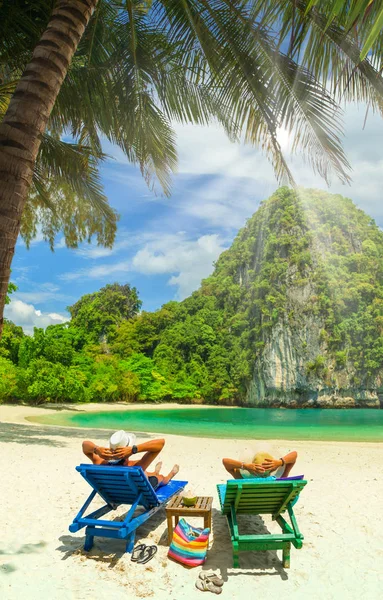 Coppia Sulla Spiaggia Resort Tropicale Sull Isola Phi Phi — Foto Stock