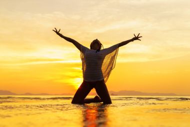 Tayland gün batımında sahilde güzel kadın