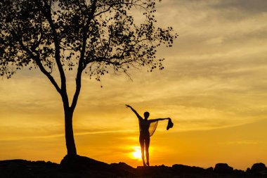 Tayland gün batımında sahilde güzel kadın