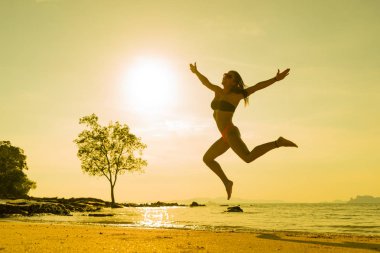 Tayland tropik sahilde atlama kadın