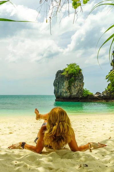 Giovane donna rilassante sulla spiaggia di attualità a Hong Island Krabi Thail — Foto Stock