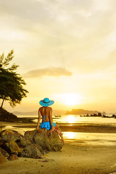 Mujer en la playa tropical de Tubkaek en Krabi Tailandia vistiendo —  Fotos de Stock