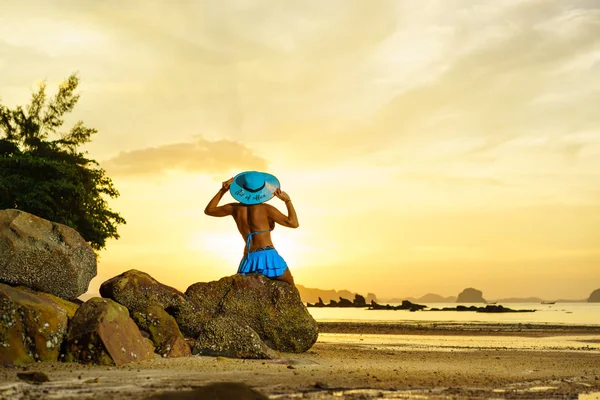 Mujer en la playa tropical de Tubkaek en Krabi Tailandia vistiendo —  Fotos de Stock