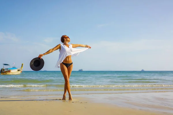 Kvinna vilar vid den tropiska Thailand Railay stranden — Stockfoto