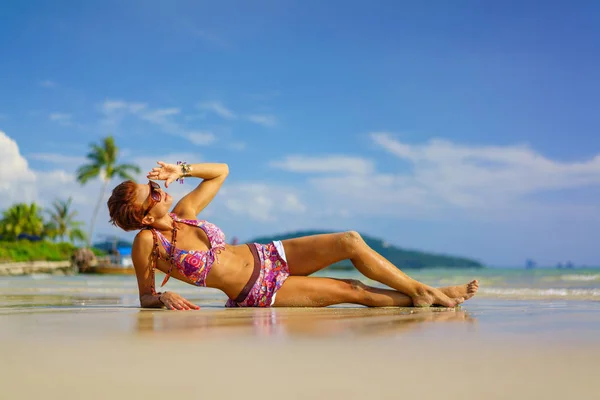 Žena odpočívající na tropické Thajsko Railay pláž — Stock fotografie