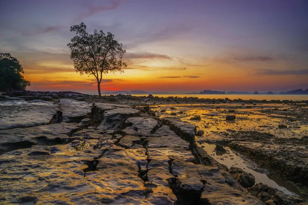 Klong Muang strand op zonsondergang provincie Krabi Thailand — Stockfoto