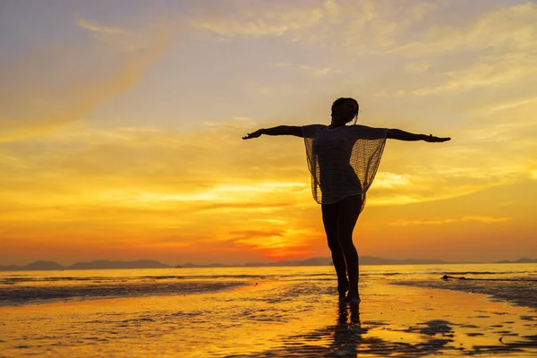 美丽的女人在日落时在泰国海边 — 图库照片