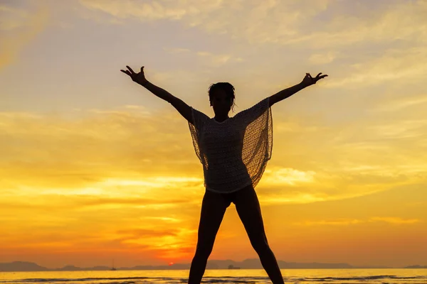 Schöne Frau am Strand in Thailand bei Sonnenuntergang — Stockfoto