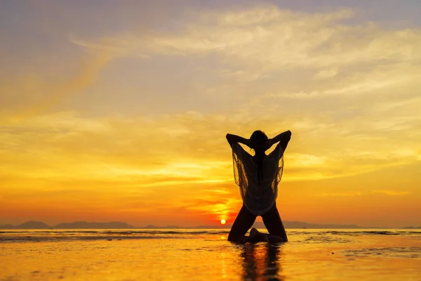 Женщина на пляже в Таиланде на закате — стоковое фото