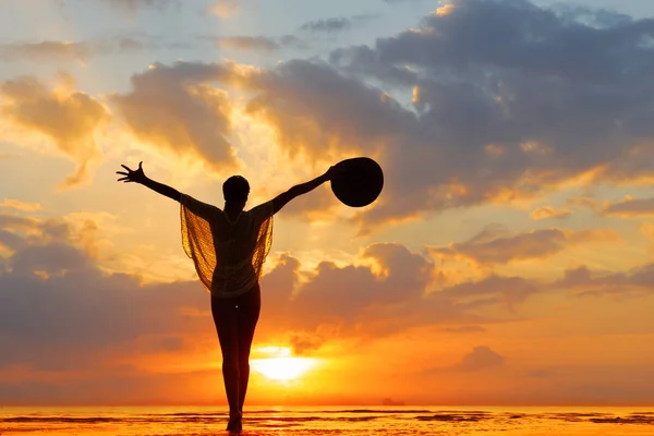 Silhouette einer jungen und fitten Frau am Strand bei Sonnenuntergang — Stockfoto