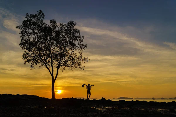 Mooie vrouw aan het strand in Thailand bij zonsondergang — Stockfoto