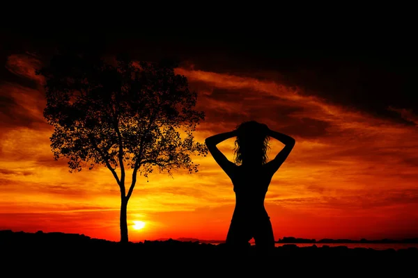 Silhouette Une Jeune Femme Forme Sur Plage — Photo