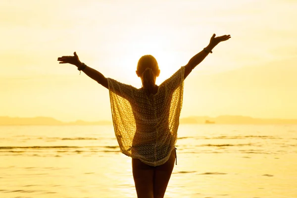 Sziluettjét, egy gyönyörű nő, a strandon a thaiföldi napok — Stock Fotó