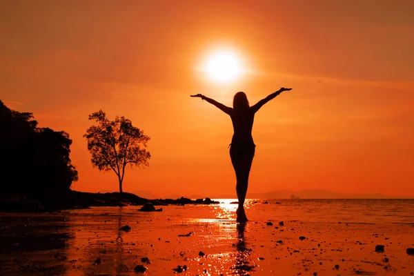 Silhouet van een mooie vrouw aan het strand in Thailand op zonnen — Stockfoto