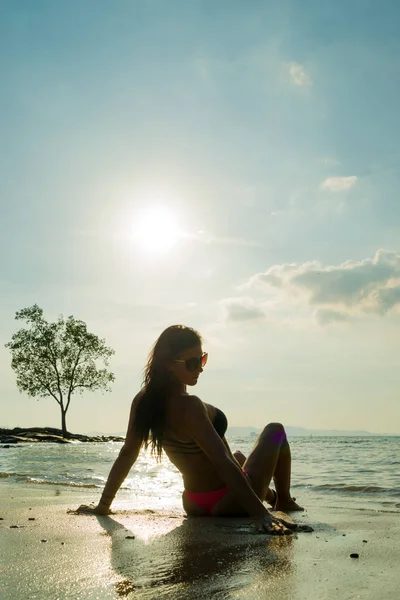 Mladé, fit žena odpočívá na tropické pláži Railay Thajsko — Stock fotografie