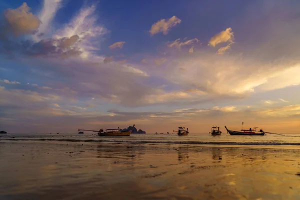 Ao nang beach in krabi thailand bei untergang — Stockfoto