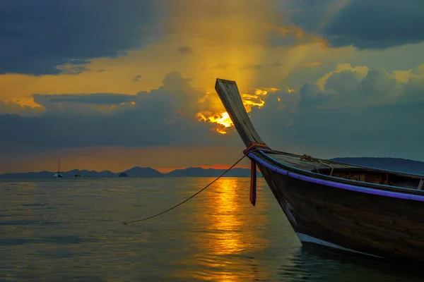 Traditional long-tail boat on the beach — Stock Photo, Image