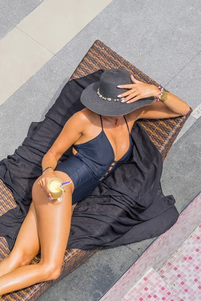 Hermosa mujer disfrutando del verano y bronceándose en la caca de baño — Foto de Stock