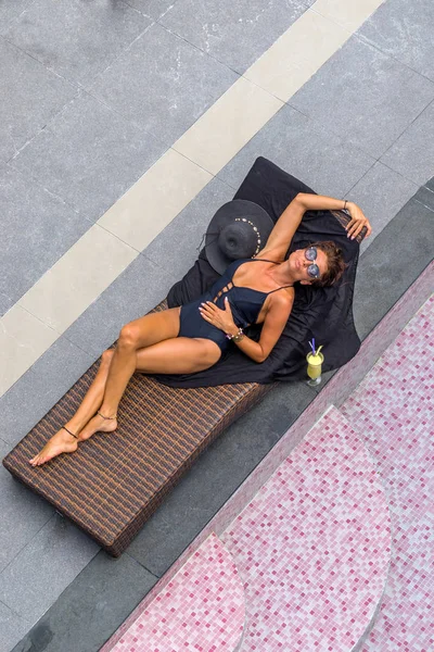 여름을 즐기는 수영 똥에서 선탠 아름 다운 여자 — 스톡 사진