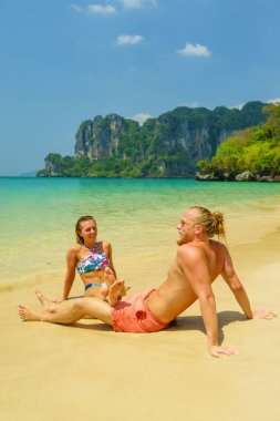 Tropikal Tay tatil seyahat sahilde Çift 