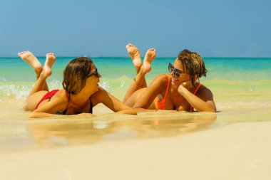 İki kadın tropikal Tayland beach adlı dinlenme