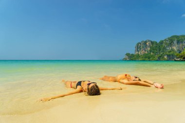 İki kadın tropikal Tayland beach adlı dinlenme