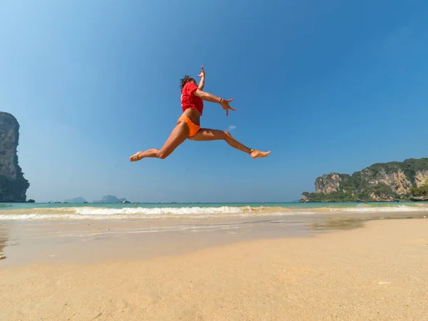 Donna Spensierata Bikini Che Salta Sulla Spiaggia — Foto Stock