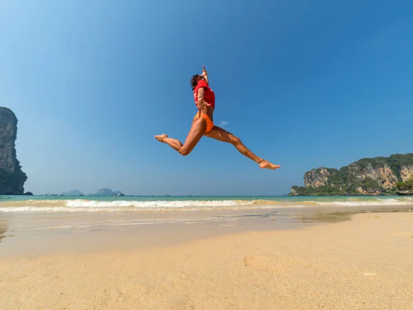 Beztroskie Kobiety Bikini Skoki Plaży — Zdjęcie stockowe