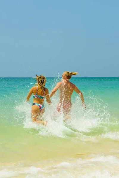 Pareja en la playa en el resort tropical Travel —  Fotos de Stock