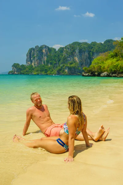 Paar am Strand im tropischen thailändischen Ferienort reisen — Stockfoto