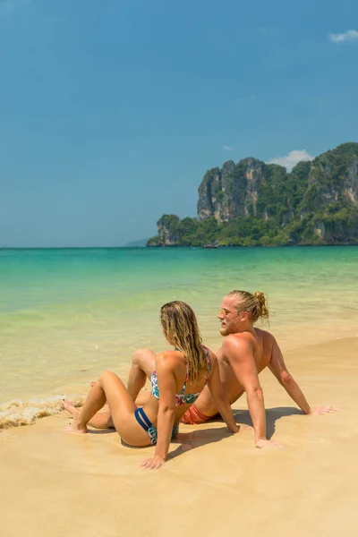 Couple Sur Plage Station Tropicale Sur Île Phi Phi — Photo