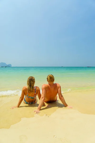 熱帯リゾートのビーチでカップル旅行のコンセプト — ストック写真