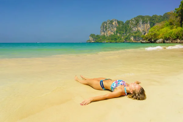 Frau ruht sich am tropischen Strand von Thailand aus — Stockfoto