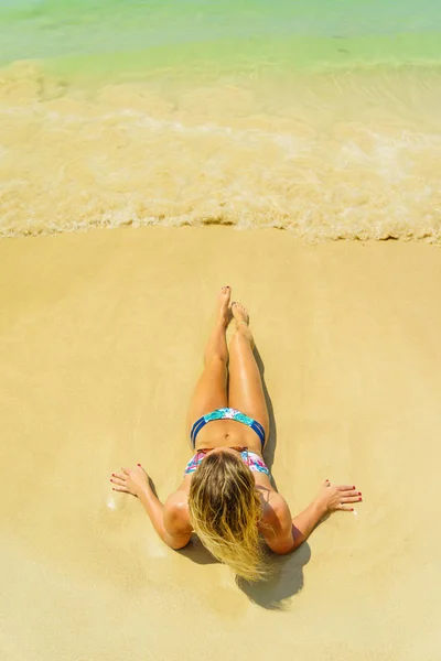 Mujer descansando en la playa tropical de Tailandia Railay — Foto de Stock