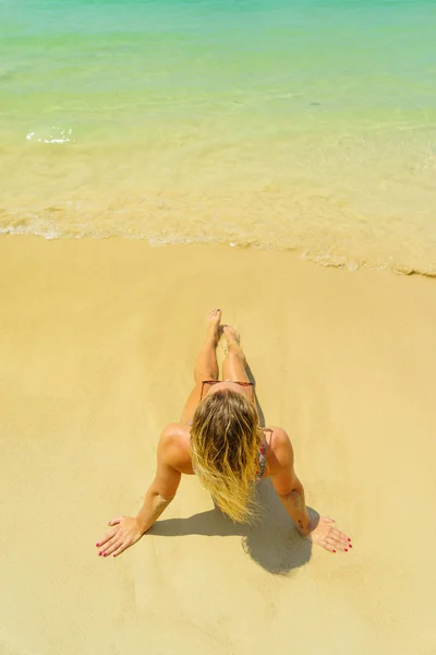 Donna Che Riposa Sulla Spiaggia Tropicale — Foto Stock