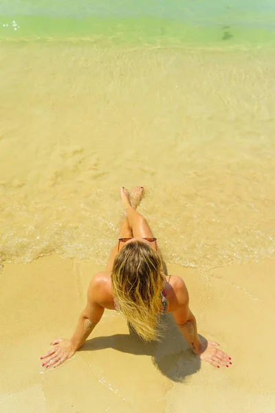 Žena odpočívající na tropické Thajsko Railay pláž — Stock fotografie