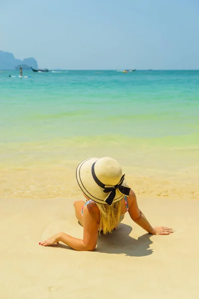 Frau ruht sich am tropischen Strand von Thailand aus — Stockfoto