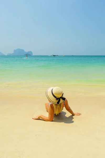 Kobieta odpoczywająca na tropikalnej plaży Tajlandia Railay — Zdjęcie stockowe