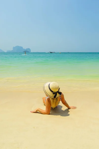 Donna che riposa alla spiaggia tropicale della Thailandia Railay — Foto Stock