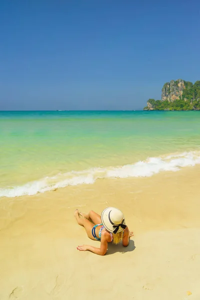 Kvinna vilar vid den tropiska Thailand Railay stranden — Stockfoto