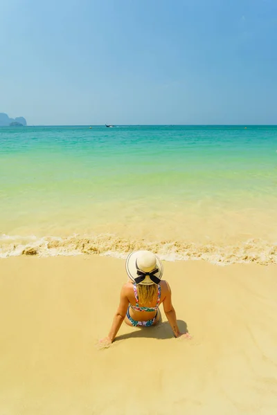 Kobieta odpoczywająca na tropikalnej plaży Tajlandia Railay — Zdjęcie stockowe